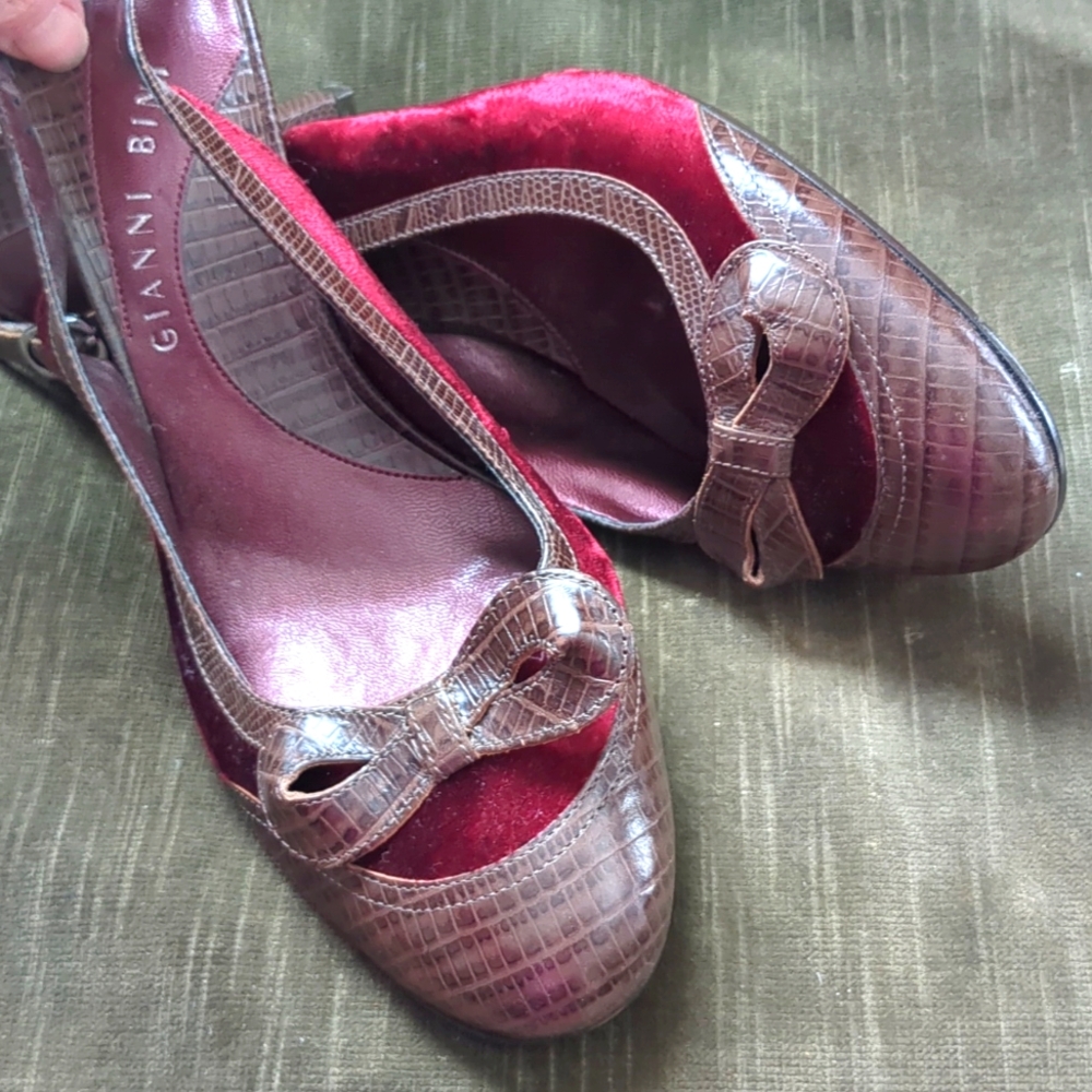 New Gianni Bini leather slingbacks